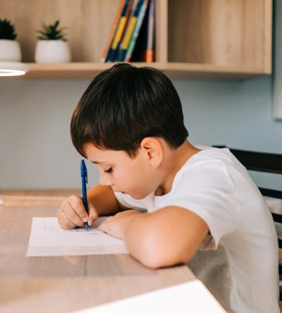 niño estudiando